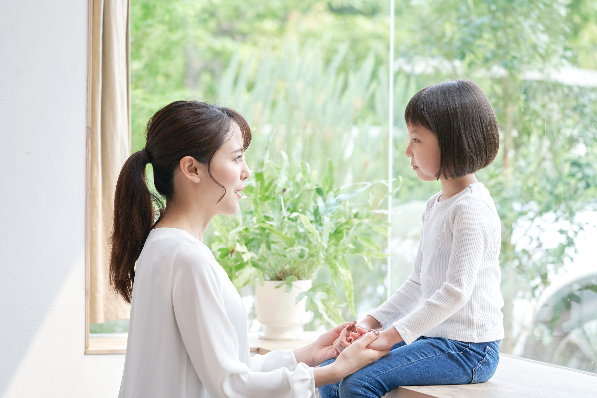 Mother talking seriously to young daughter.